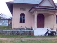 Gedung TK Sari Ma Panondang di belakang gereja. Sayang, papan namanya sudah tak terbaca lagi