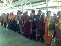 Menari (Manortor) dengan uang dijepitkan di jari. Lumayan nih, buat nambah-nambah ongkos pulang.
