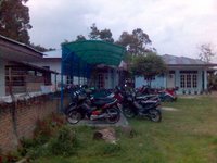 Tempat parkir motor yang sudah berjubel. Dahulu, di sini sepeda lah yang digeletakkan begitu saja. Tidak ada atapnya.