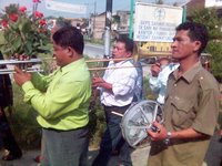 Grup terompet mengiringi perjalanan ke gereja. Udah sarapan belon?