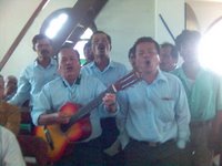 Vocal group kaum Bapak beraksi. Sudah bisa nih ke dapur rekaman