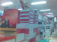 Buku The Ciputra's Way, Praktik Terbaik Menjadi Entrepreneur Sejati dipajang di toko buku