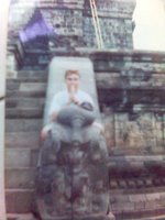 Saya bersemedi ala patung di candi Borobudur. Itu blangkon sudah dua hari bertengger di kepala saya....