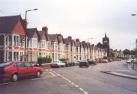 Jalan Katedral di kota Cardiff, tempat penginapan kecil berbaris di pinggir jalan