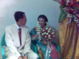 Canda kedua mempelai sesaat setelah ‘bertemu’ dan akan berangkat ke gereja. Sudah boleh kok, deket-deket, hehehe