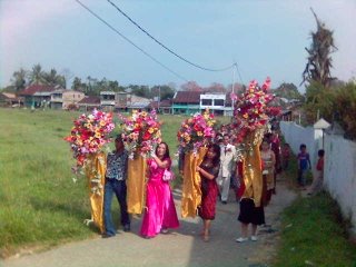 Karangan bunga mendahului pengantin. Pegel nih tangan…