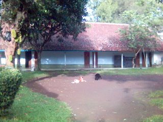 Halaman depan asrama, tempat Pukka biasanya bermain-main dengan Bleki