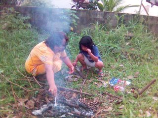 Marty dan ibunya membakar singkong di halaman kosong di samping rumah