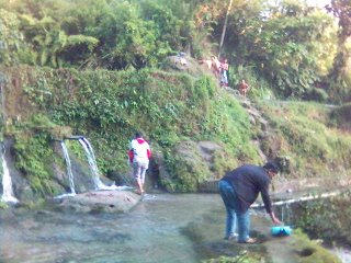 Aek Simatahuting, sungai tempat mandi semasa SD dulu. Tulang Godang dan Tulang Etek bersiap mandi, di kejauhan, ada orang telanjang yang sudah hampir tuntas mandinya