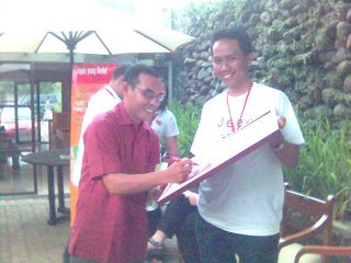 Membubuhkan tanda tangan di sampul buku Ortu Kenapa, Sih?. Seperti petani pada tuaian terakhir panen padinya...