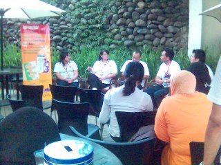 Duduk di depan sebagai pembicara: Gaby, Rara, Iwok dan Benny
