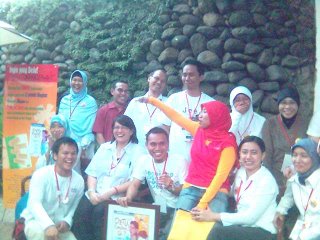 Berfoto bareng dengan para penulis lainnya. Duh, kelihatan deh pendeknya