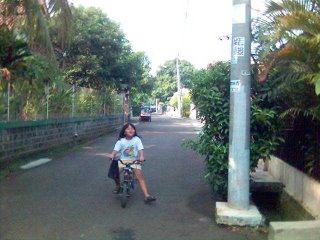 wajah nakal marty di atas sepedanya