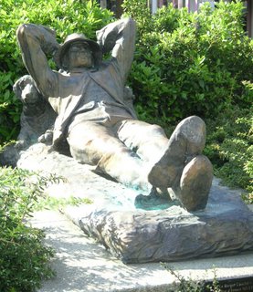 Berger couché avec son chien, Place Saint-Cyran, Châteauroux