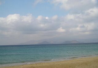Desde las playas de Naxos se vislumbra Paros
