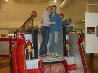Eu e a Dani num velho carro de bombeiros - Me and Dani inside an old firetruck