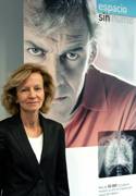 Elena Salgado ante un cartel contra el tabaco