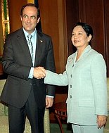 Bono saludando a la presidenta de Filipinas