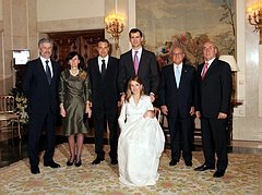 Los Príncipes y su hija, con (de izda. a dcha.) el presidente del Congreso de los Diputados, la presidenta del Tribunal Constitucional, el presidente del Gobierno, el presidente del Tribunal Supremo y del Consejo General del Poder Judicial, y el presidente del Senado
