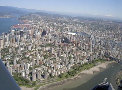 Vue aérienne du centre ville de Vancouver avec le Mont Baker (USA) en arrière plan (Vancouver, Colombie Britannique, Canada)