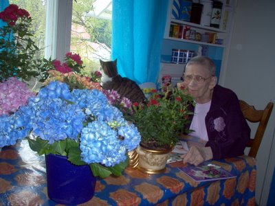 Äiti and Iitu with the Mother's day flowers at kampitie