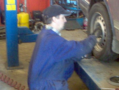 Reijo changes tyres on the SAAB