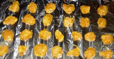 chicken pieces arranged on an aluminium foil in the oven rack