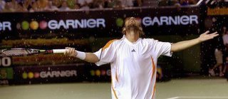 Marcos Baghdatis reacts to a rainshower (source: tennismagazin.de)