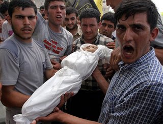 Funderal de Shahd Okal de 8 meses, morta com a sua mãe e irmã durante um bombardeamento Israelita que atingiu a sua casa em Gaza, 27 Julho 2006