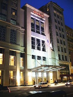 Entrada del hotel Conrad, donde me alojé