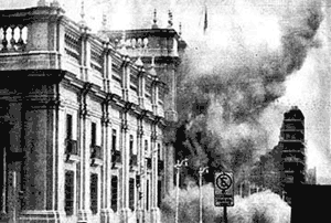 Sede do Governo chileno, o Palácio de La Moneda, durante o ataque no qual perdeu a vida o Presidente Salvador Allende