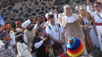 El H. Guru Dr. Jose Arguelles en la Ceremonia del Cierre de Ciclo del Quinto Sol e inicio del Sexto Sol en Teotihuacan en Dic. 2005