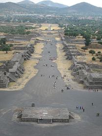 Calzada de los Muertos previa a la Caminata