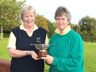 Kathleen Sutherland receives the Championship Trophy from SVLGA President Dawn Moor --- click to enlarge