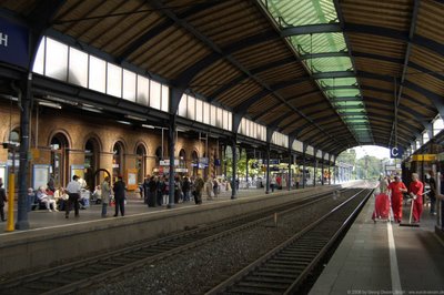  Die 150 m lange Bahnhofshalle Bonn