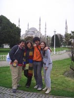 Con María, Bernardo y Andrea frente a la Mezquita azul