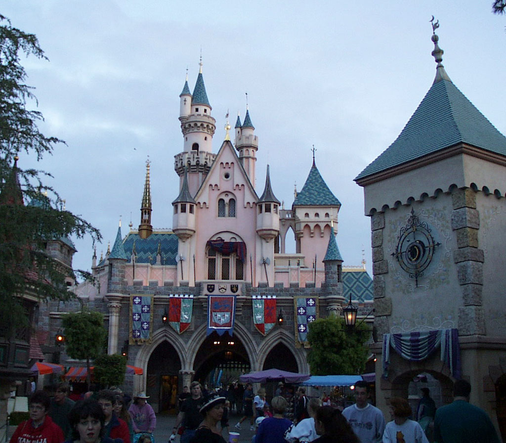 El castillo de Neuschwanstein y los de Disney… | Bajocoste.com