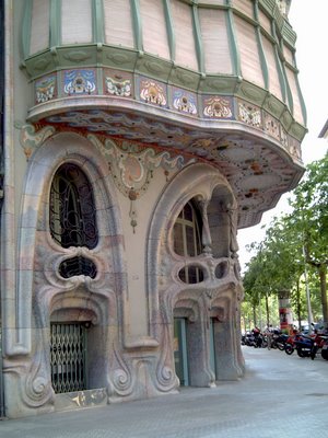 Catalan Modernisme: Casa Comalat - Click to resize