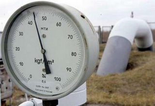 Pipes and a pressure gauge are pictured at a Ukrainian main pipeline in the village of Boyarka near the capital Kiev January 2, 2006 -photo-Reuters