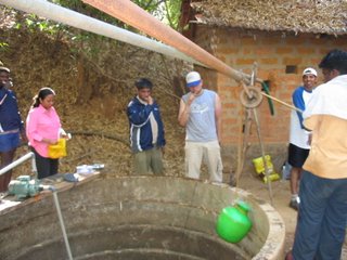 Honnemardu-brushing-by-the-well