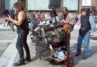 Beppe Maniglia dal vivo in Piazza Maggiore a Bologna