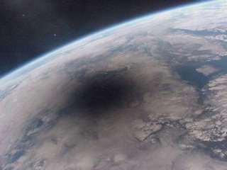 Sombra de la luna sobre el planeta Tierra, tomada desde la estación MIR en 1999