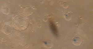 Sombra de la luna Fobos sobre el planeta Marte, fotografiada por la Mars Global Surveyor