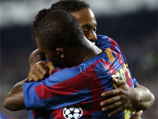 Etoo y Ronaldinho celebrando uno de los goles