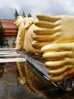 Rooftop reclining Buddha at Wat Sri Sunthon