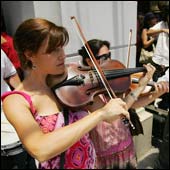 Musicos de la Orquesta Filarmonica de Santiago en huelga