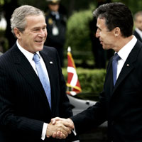 Prime Minister Anders Fogh Rasmussen greets President Bush upon arrival at Marienborg, the Prime Minister's official residence. Photo by Hans-Jørgen Hvolby.