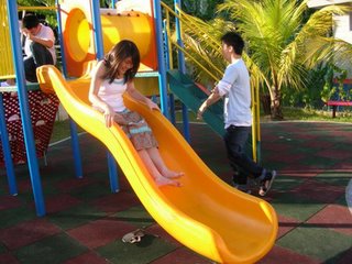 the slide very fun leh..maybe coz of our weight...so faster mah slide down mah :P