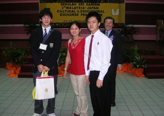 kenhing, his sister, and his dont talk much host host, mr khaw spoil the picture liao kenhing!!!