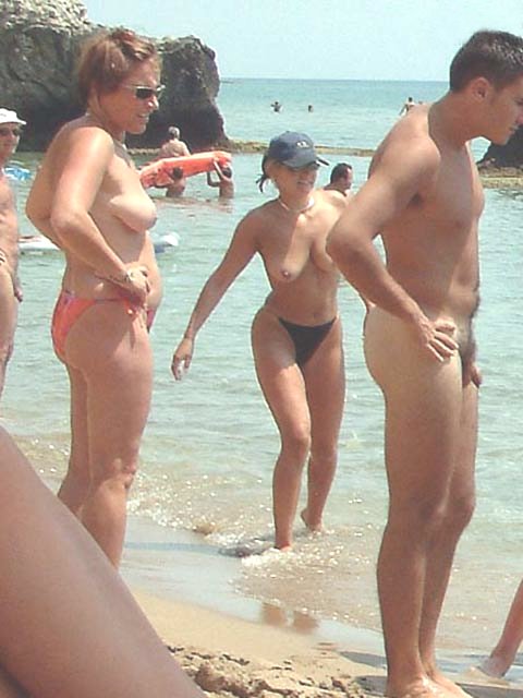 Красивые сиськи молодой девушки на нудистском пляже не прошли мимо камеры парня
